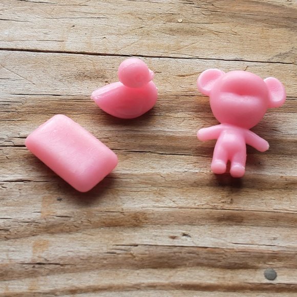 Vintage 1970s Barbie Pink Cradle with Accessories - Picture 7 of 7